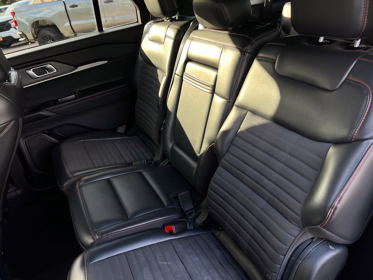 Used 2025 Ford Explorer ST-Line w/ ST-Line Street Pack AWD/4WD image 24