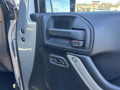 Used 2014 Jeep Wrangler Unlimited Sahara w/ Connectivity Group image 26