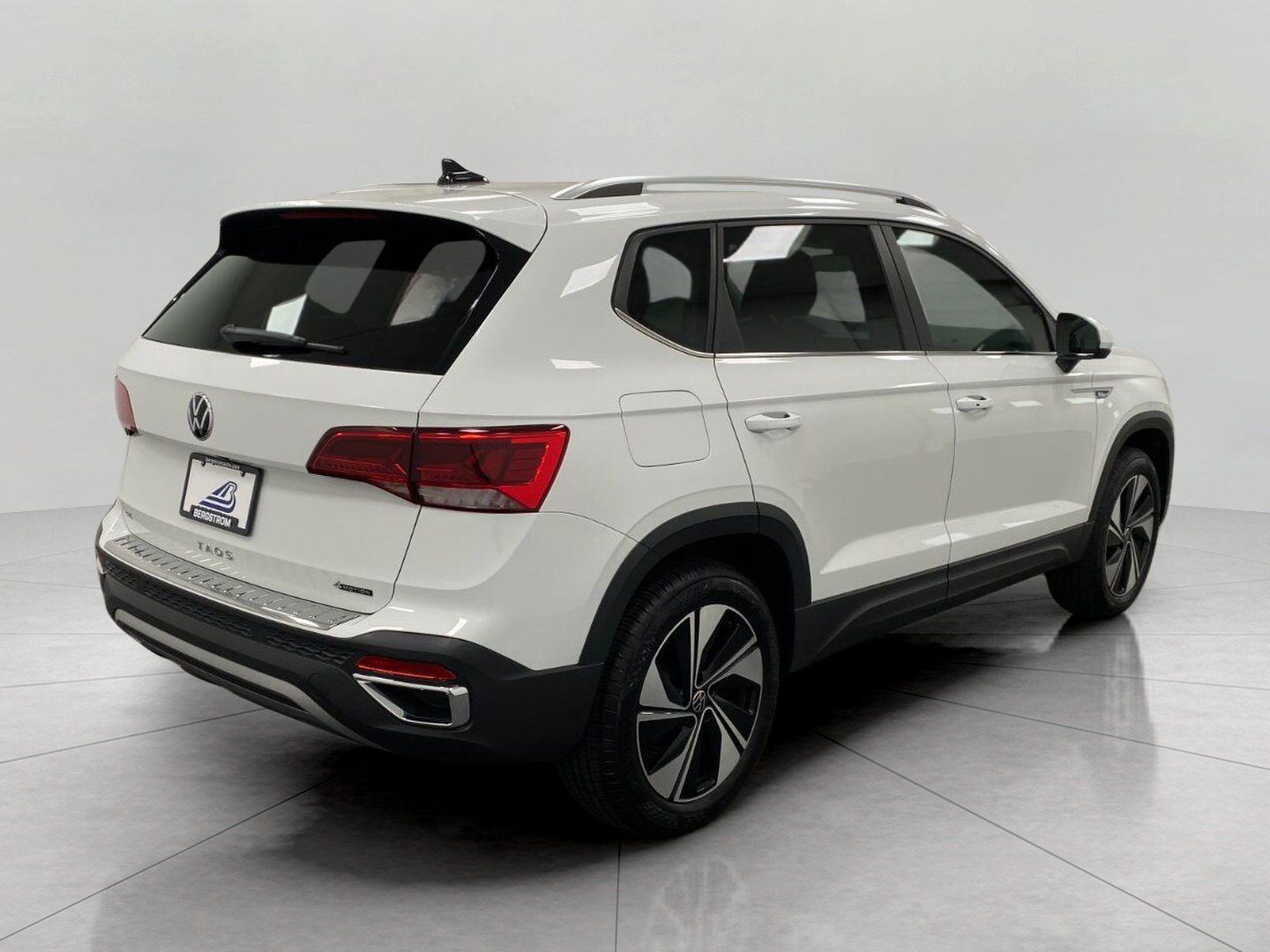 Used 2023 Volkswagen Taos SE w/ Panoramic Sunroof Package AWD/4WD image 4