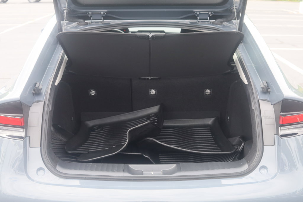 Used 2025 Toyota Prius LE FWD image 14