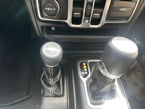 Used 2018 Jeep Wrangler Unlimited Sahara w/ Cold Weather Group AWD/4WD image 25