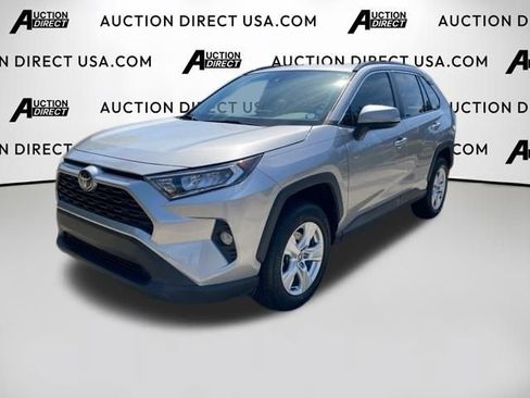 Used 2021 Toyota RAV4 XLE w/ Convenience Package FWD image 1