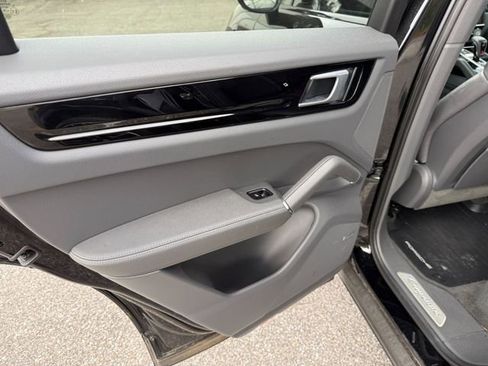 Used 2020 Porsche Cayenne image 12