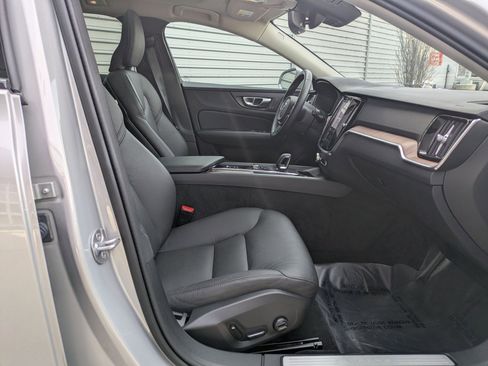 Used 2025 Volvo V60 B5 Cross Country Plus image 29