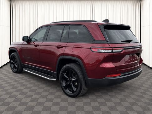 Used 2025 Jeep Grand Cherokee Altitude RWD image 6