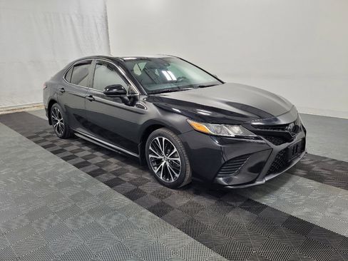 Used 2019 Toyota Camry SE image 11