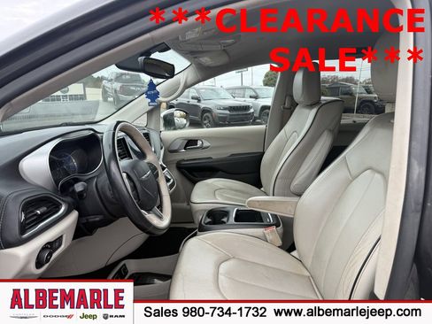 Used 2018 Chrysler Pacifica Limited image 14