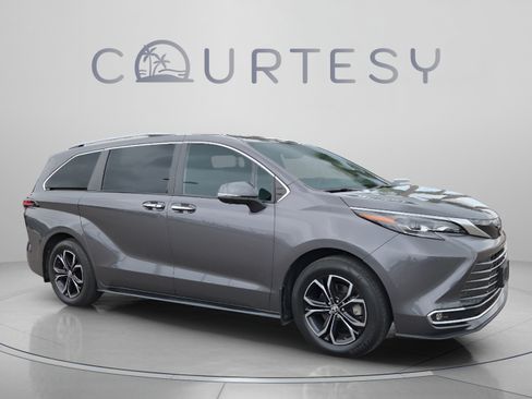 Certified 2025 Toyota Sienna Platinum AWD/4WD image 7