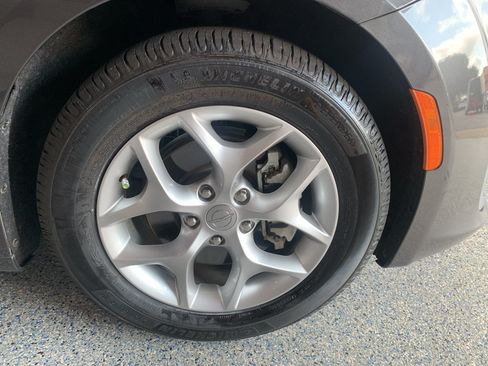 Used 2019 Chrysler Pacifica Touring Plus w/ Tire & Wheel Group FWD image 38