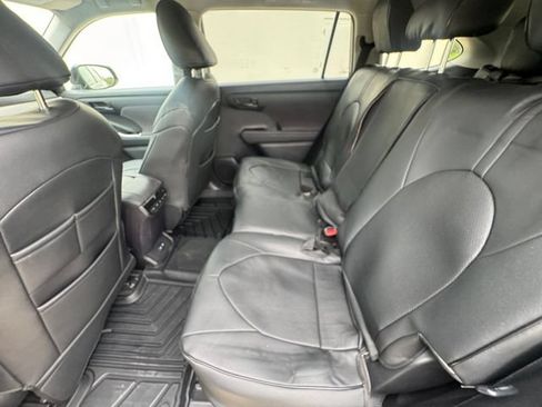 Used 2021 Toyota Highlander L FWD image 29