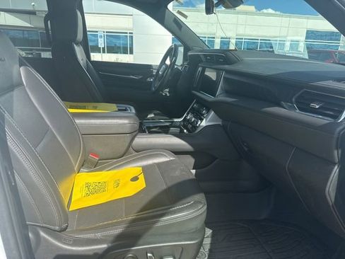 Used 2022 GMC Yukon XL Denali w/ Denali Premium Package AWD/4WD image 9
