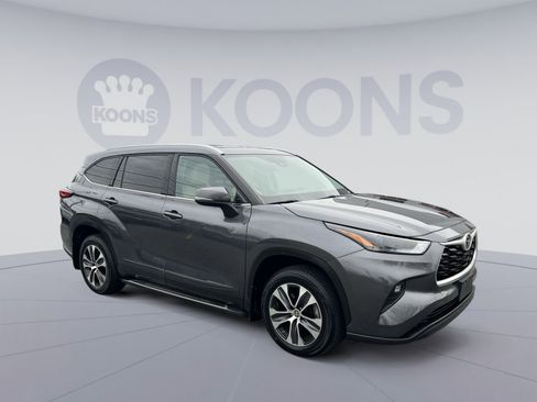 Used 2022 Toyota Highlander XLE image 16