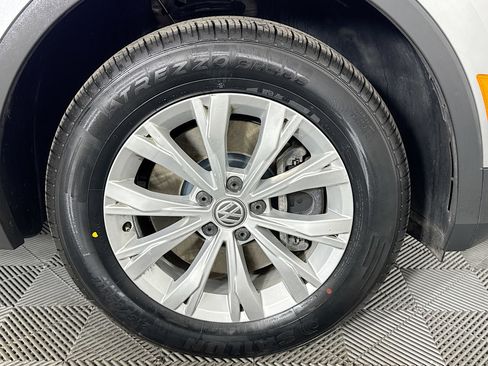 Used 2020 Volkswagen Tiguan S image 30