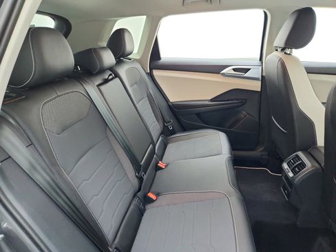 Used 2025 Volkswagen Taos SE FWD image 30