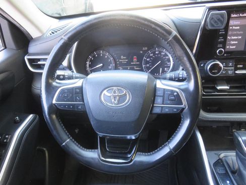 Used 2020 Toyota Highlander XLE AWD/4WD image 14