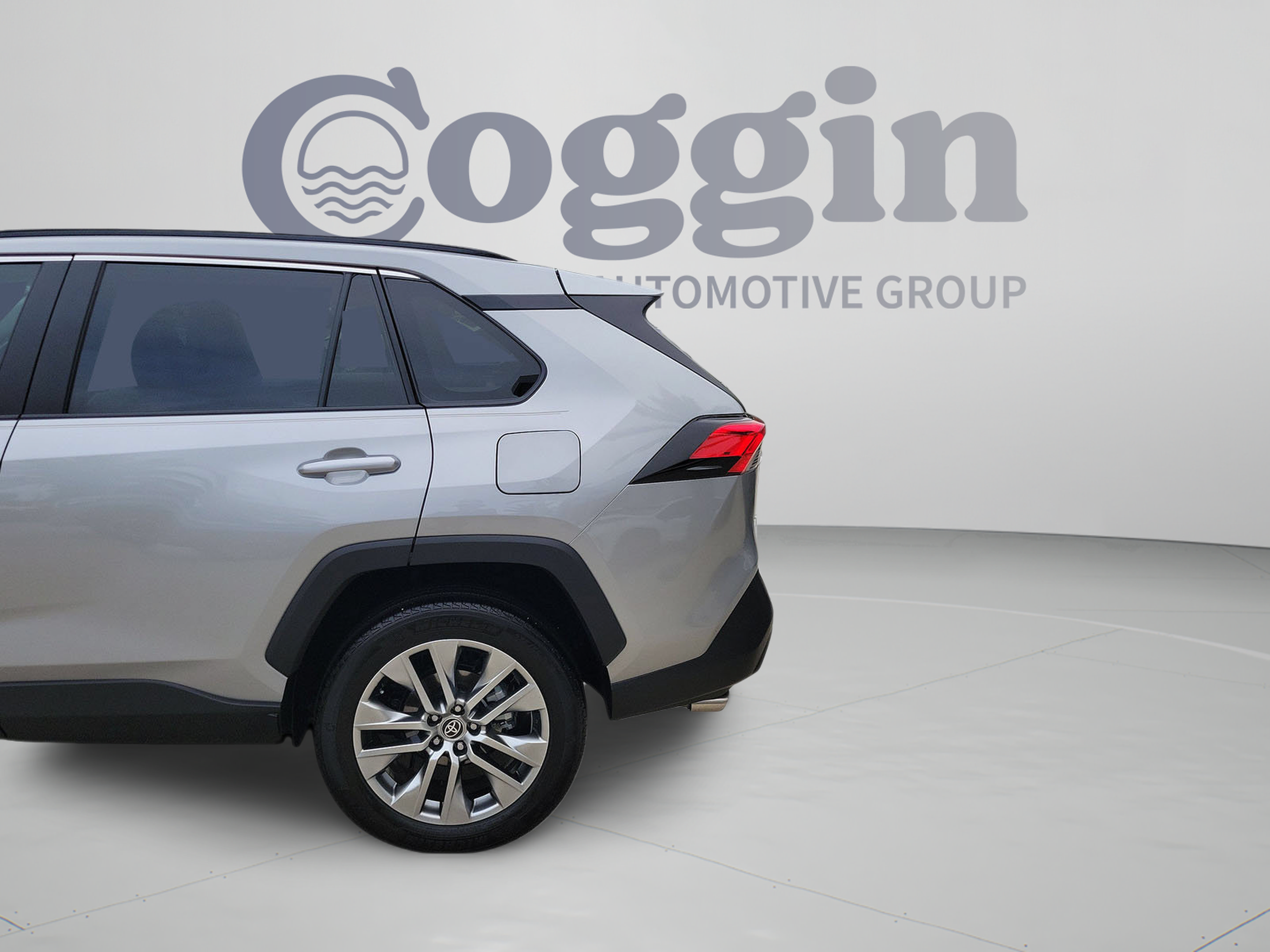 Used 2022 Toyota RAV4 XLE Premium FWD image 29