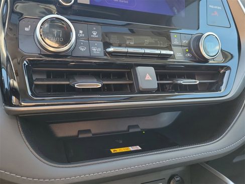Used 2023 Toyota Highlander XLE image 31