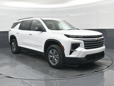 Used 2026 Chevrolet Traverse LT FWD image 1