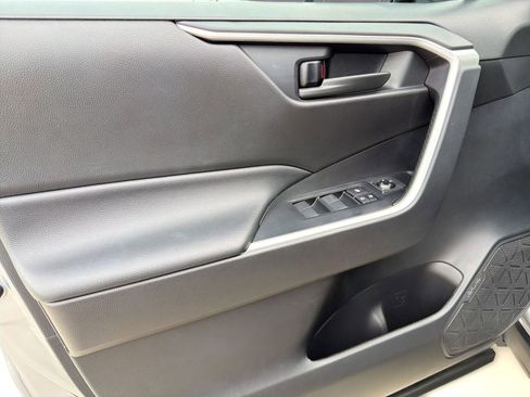 Used 2022 Toyota RAV4 LE FWD image 12