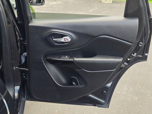 Used 2021 Jeep Cherokee Altitude image 9