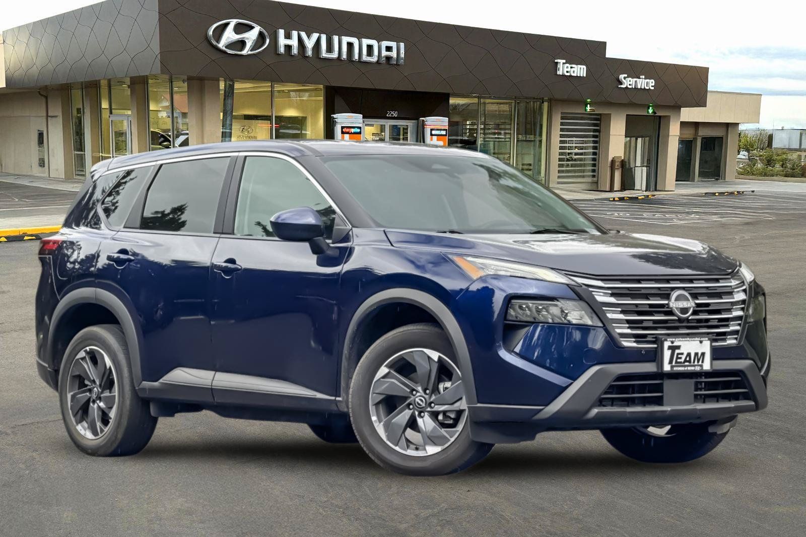 Used 2025 Nissan Rogue SV FWD image 2