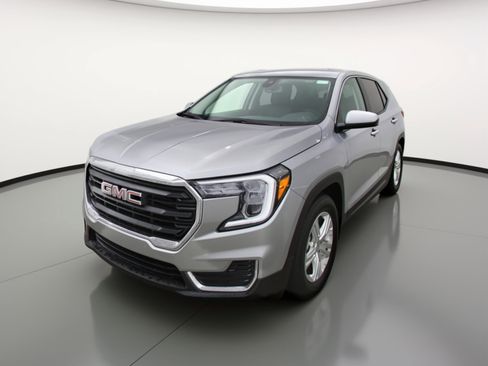 Used 2024 GMC Terrain SLE image 3
