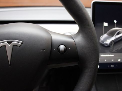 Used 2022 Tesla Model Y Long Range image 23