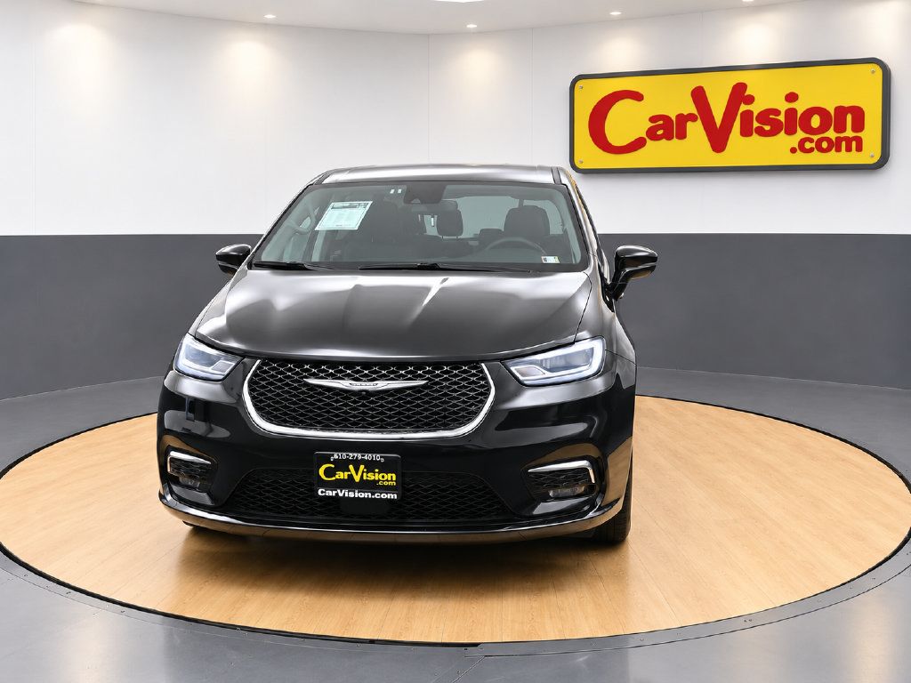 Used 2024 Chrysler Pacifica Touring-L FWD image 5