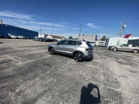 Used 2025 Volkswagen Taos SE image 16