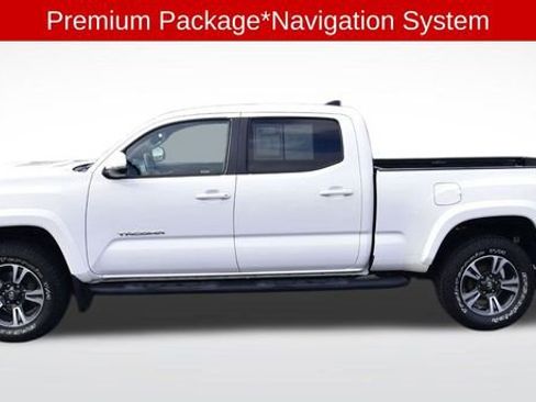 Used 2018 Toyota Tacoma TRD Sport image 2