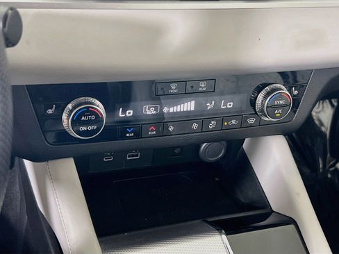 Used 2024 Mitsubishi Outlander SEL image 15