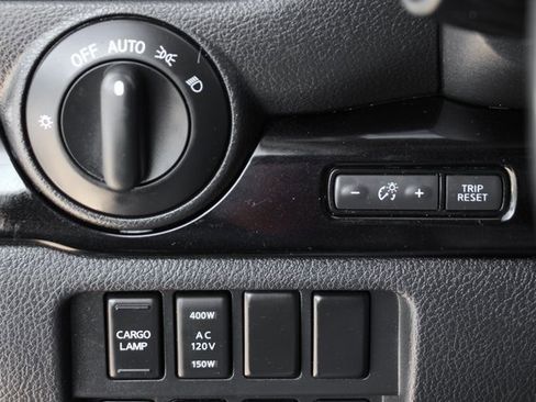 Used 2023 Nissan Titan SV w/ SV Convenience Package image 19