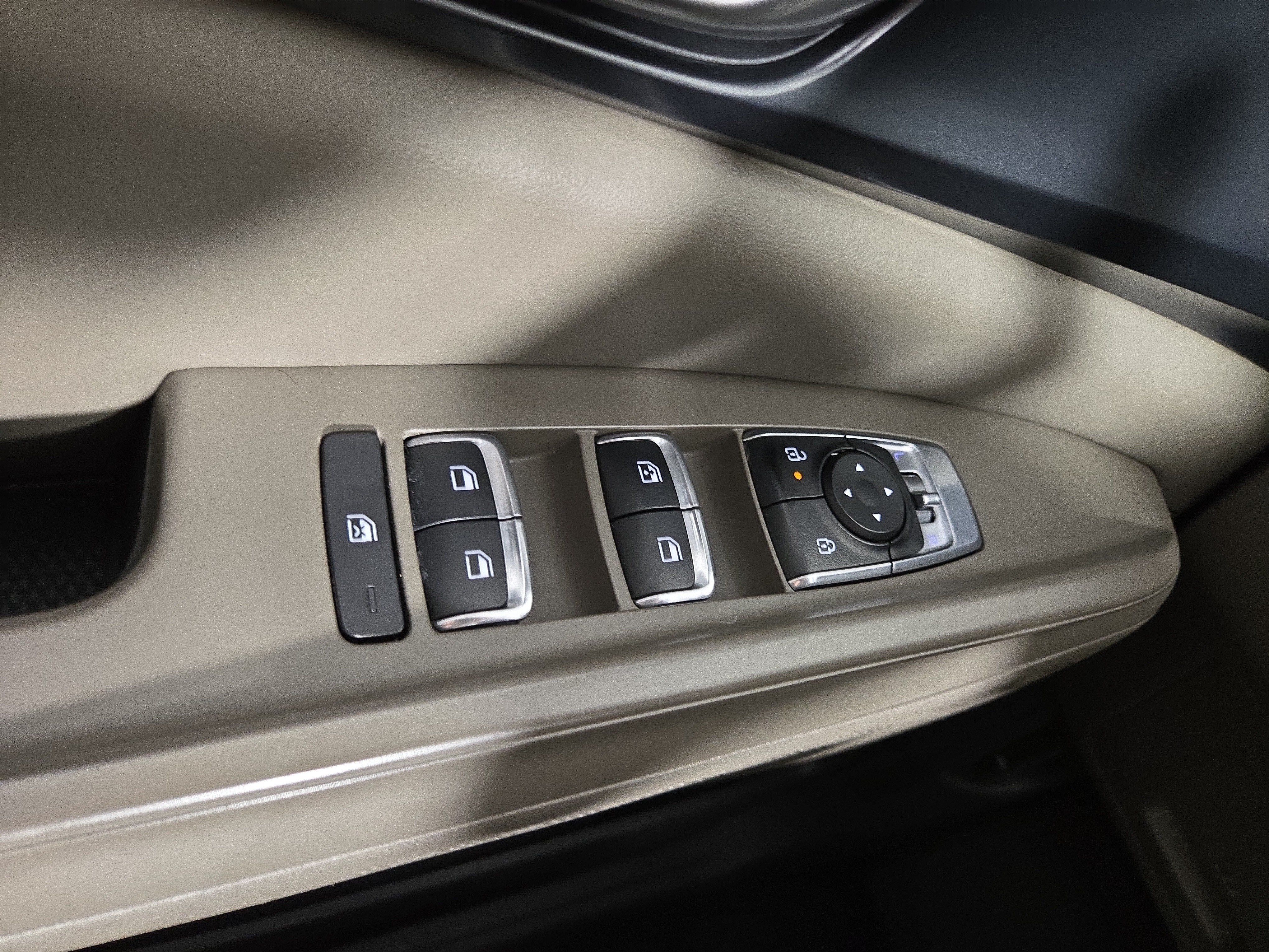 Used 2025 Kia Carnival FWD image 30
