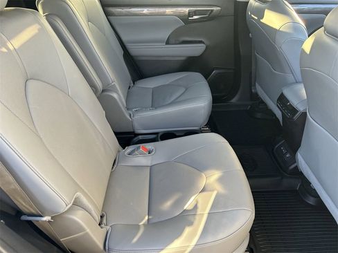 Used 2024 Toyota Highlander Limited image 10