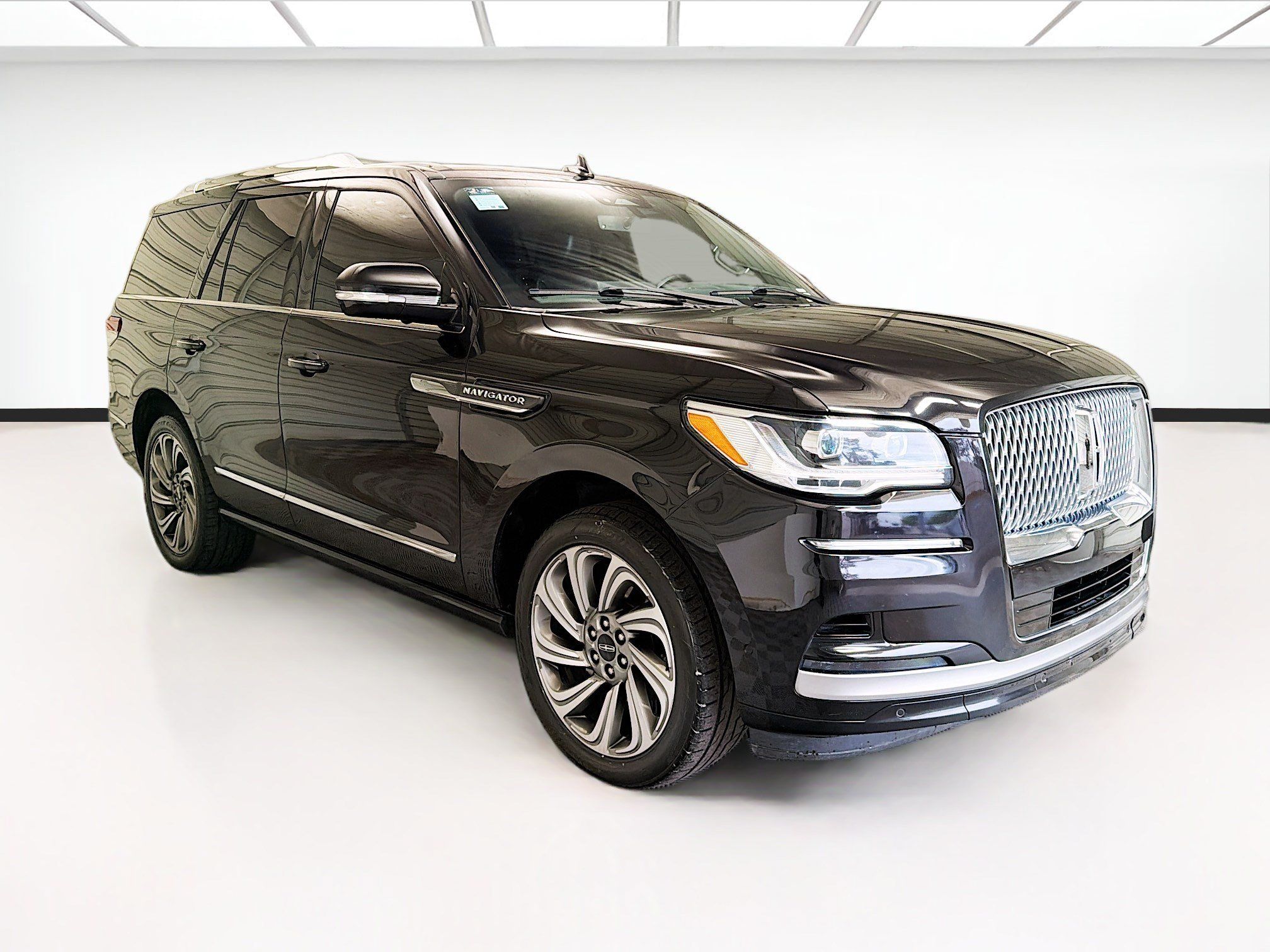 Used 2022 Lincoln Navigator Reserve AWD/4WD image 3