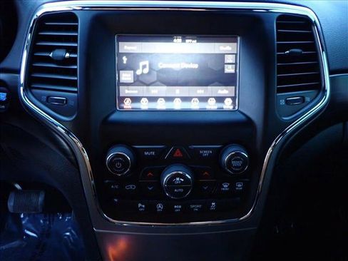 Used 2020 Jeep Grand Cherokee Laredo image 16