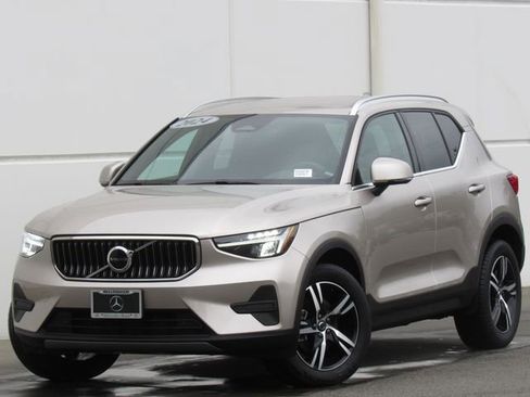 Used 2024 Volvo XC40 B5 Core AWD/4WD image 1