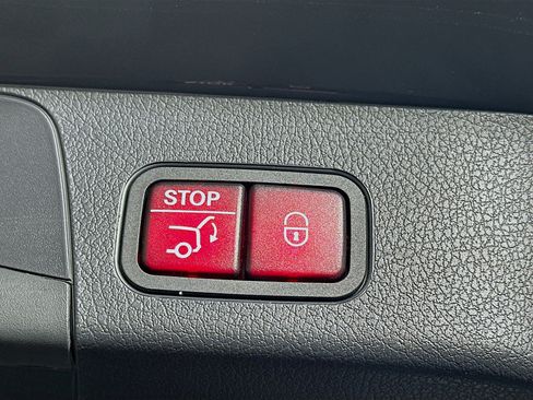 Used 2025 Mercedes-Benz GLB 250 4MATIC image 32