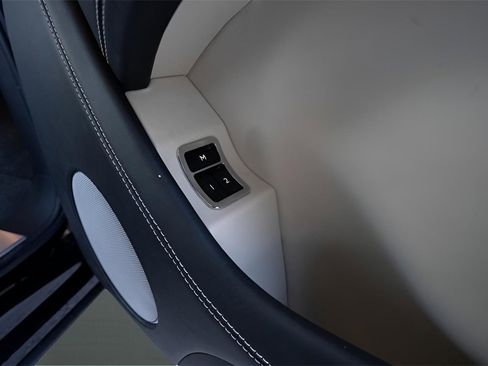 Used 2017 Bentley Bentayga image 45