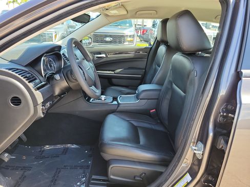 Used 2023 Chrysler 300 Touring L RWD image 10