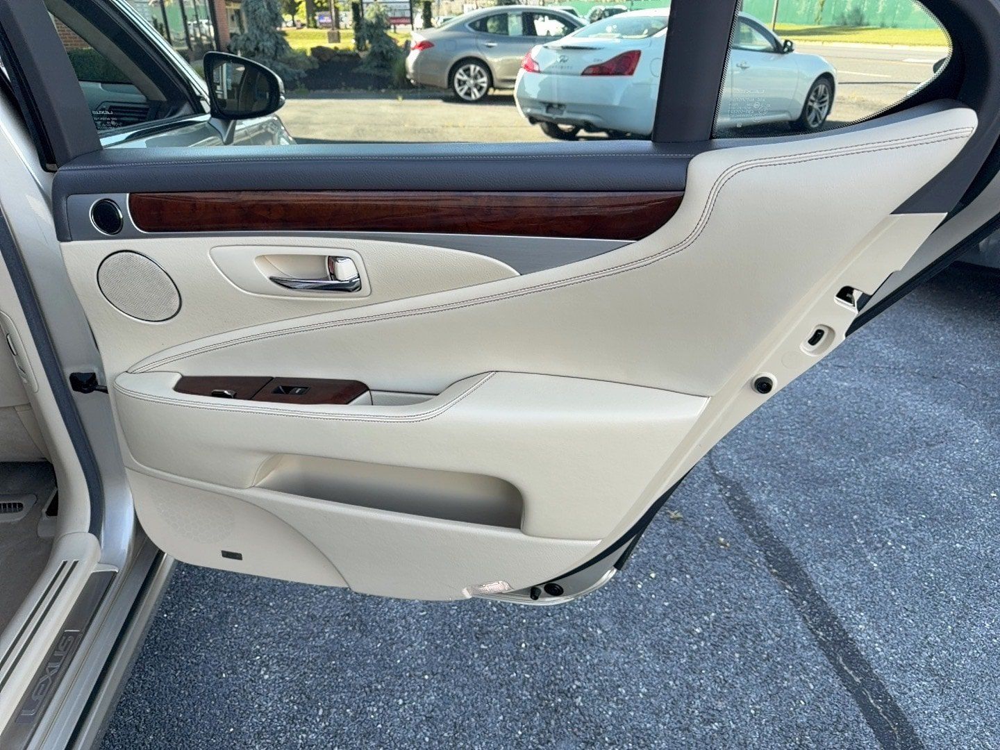 Used 2013 Lexus LS 460 L w/ All-Weather Pkg RWD image 25