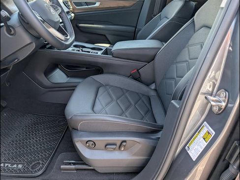 Certified 2025 Volkswagen Atlas SE FWD image 11