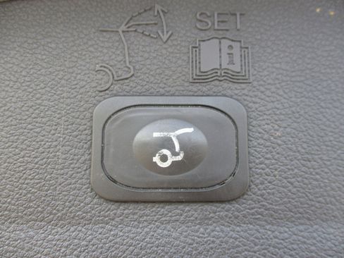 Used 2017 Ford Escape Titanium FWD image 18