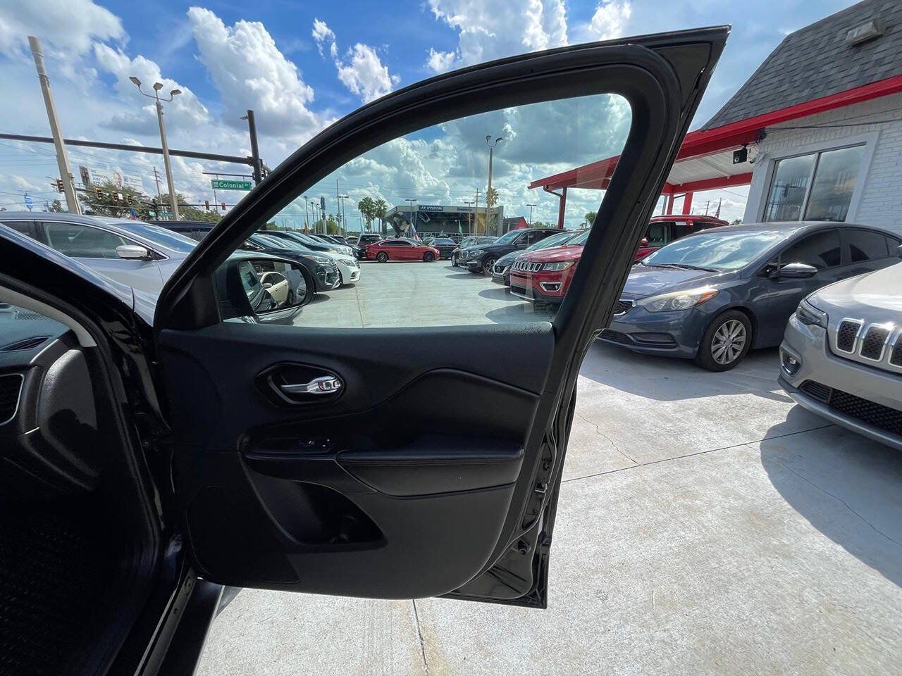 Used 2021 Jeep Cherokee Trailhawk w/ Sun, Sound & Nav Group AWD/4WD image 9