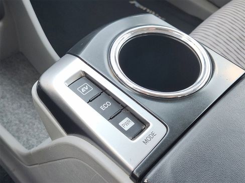 Used 2016 Toyota Prius V Two image 19