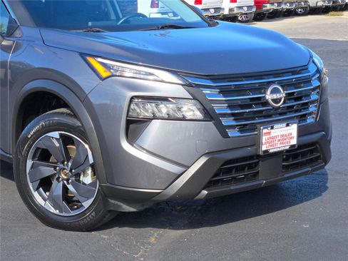 Used 2024 Nissan Rogue SV image 2