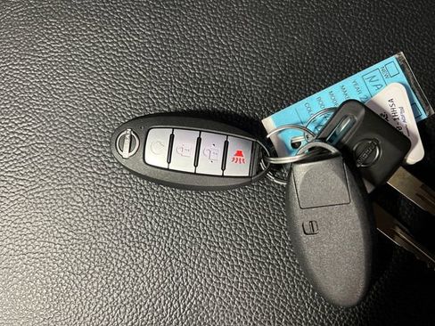 Used 2023 Nissan Titan PRO-4X w/ Pro-4x Convenience Package image 24