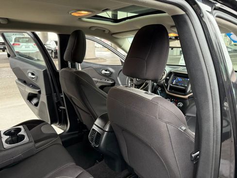 Used 2016 Jeep Cherokee Sport FWD image 17