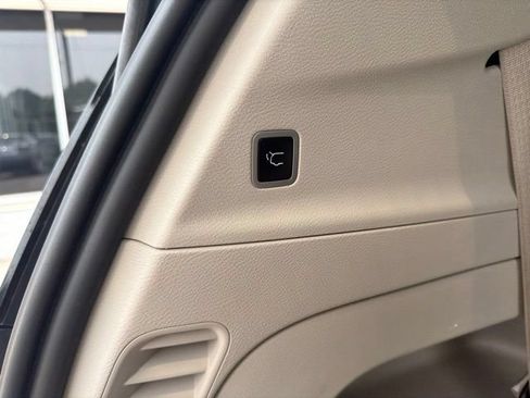 Used 2024 Chrysler Pacifica Touring-L FWD image 14