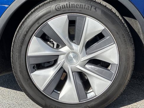 Used 2024 Tesla Model Y 2WD image 25